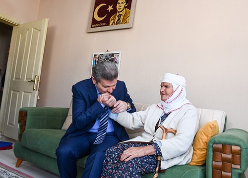 Vali Dr. Turan Ergün Karahallı ve Sivaslı ilçelerinde şehit ailelerini ziyaret etti
