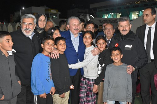 Vali Dr. Turan Ergün, TBMM Başkanı Sayın Mustafa Şentop ile birlikte Ramazan ayının ilk iftarında depremzede vatandaşlarımızla bir araya geldi