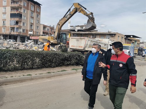 Vali Dr. Turan Ergün Uşak İl Özel İdaresi ekiplerinin Kırıkhan'da yaptığı çalışmaları yerinde inceledi