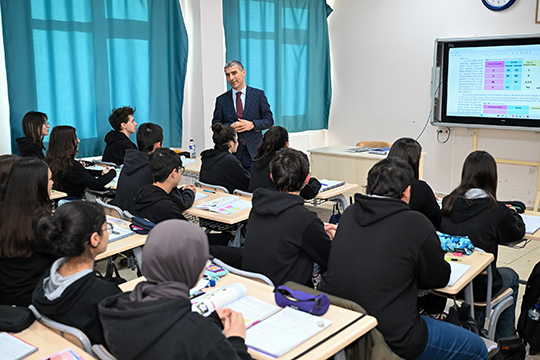 Vali Dr. Naci Aktaş, Uşak Fen Lisesini ve Turhan Akçay Bilim ve Sanat Merkezini Ziyaret Etti