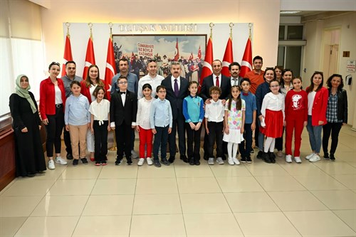 Vali Dr. Turan Ergün, 23 Nisan Ulusal Egemenlik ve Çocuk Bayramı'mız Vesilesiyle Yarınlarımızın Teminatı Çocuklarımızı Makamında Kabul Etti